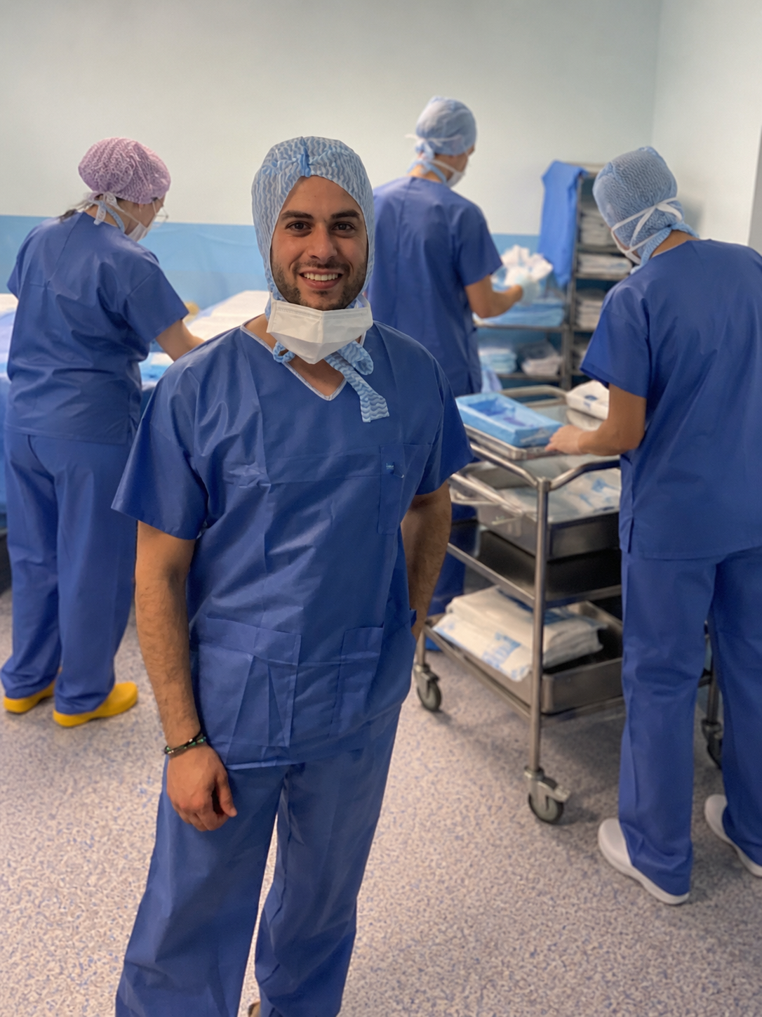 Simone Melis insieme a un’équipe sanitaria